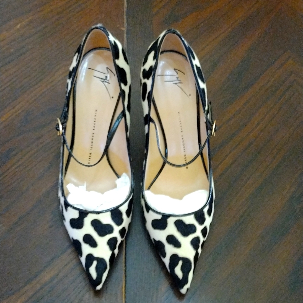 Giuseppe Zanotti Design brand new never worn calf skin point toe heels. Size 9.